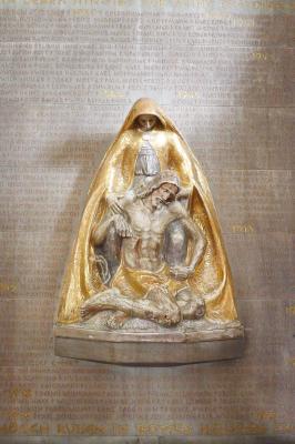 Skulptur im Gefallenendenkmal in St. Johannes Baptist