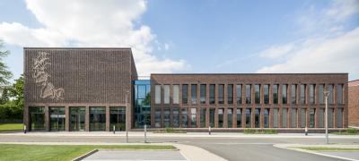 Südfassade mit Werksgebäude und Büroriegel