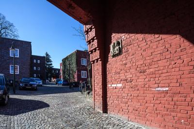 Hagen, Cuno-Siedlung, Mitte der Siedlung mit Detail einer Tordurchfahrt mit Relief
