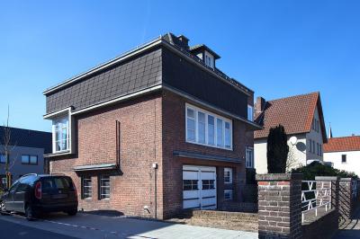 Gütersloh, Paderborner Str. 14, Wohnhaus und Arztpraxis Schmits, Ansicht von Osten