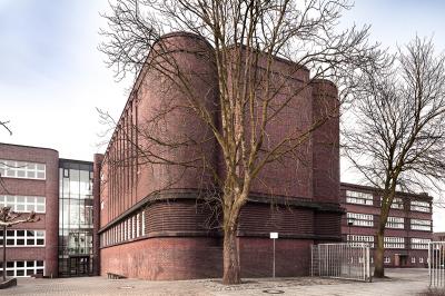 Lünen, Friedenstr. 12, Freiherr-vom-Stein-Gymnasium, Glasfuge zum neuen Anbau
