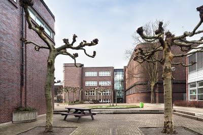 Lünen, Friedenstr. 12, Freiherr-vom-Stein-Gymnasium, Schulhof mit Ergänzungsbau