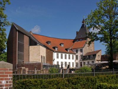Moerser Schloss mit Erweiterung
