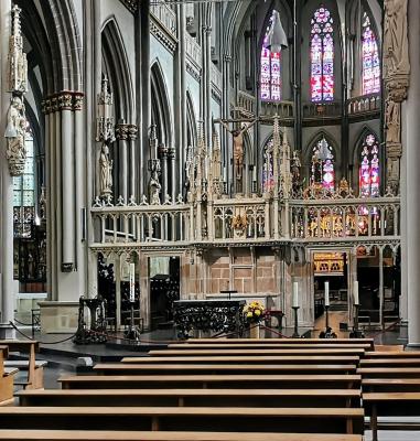 Lettner im Kirchenraum vor dem Chor
