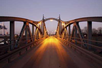 Abends auf der Hafendrehbrücke Krefeld