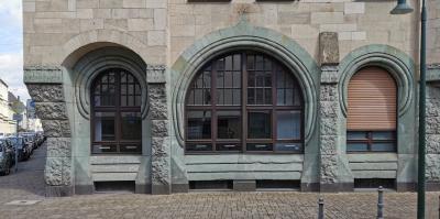Detaillierte Bogenfenster der ehemaligen Schalterhalle