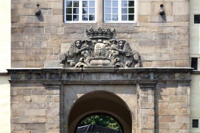 Zufahrtstor mit Wappen von 1664