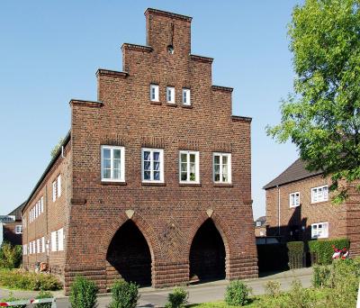 Gotischer Stufengiebel in der Siedlung Repelen