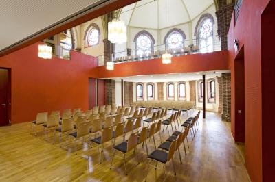 Offener Kirchenraum mit flexibler Bestuhlung 
