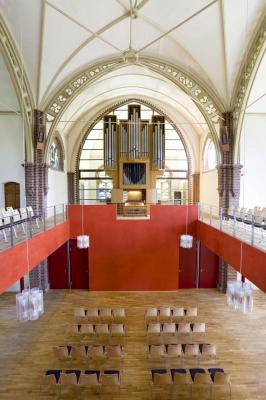 Kirchenraum mit Orgelempore