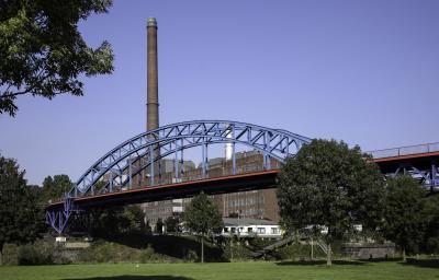 Bassinbrücke im Eisenbahnhafen Duisburg-Ruhrort mit Kraftwerk Hermann Wenzel der ThyssenKrupp AG im Hintergrund