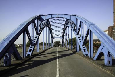 Fahrbahn und Stahlkonstruktion der Brücke