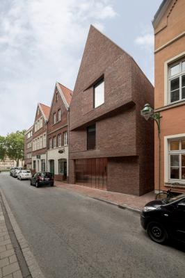 seitlicher Blick auf die Fassade