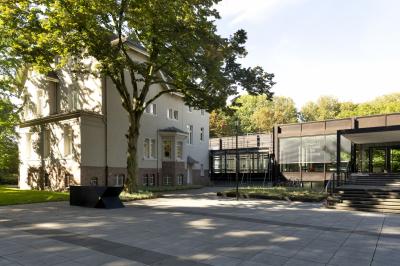 Altbau mit Heimatmuseum und Eingangsfassade Josef-Albers-Museum