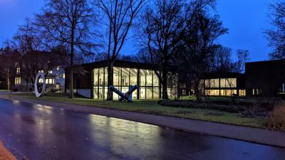 Straßenansicht Josef-Albers-Museum am Abend