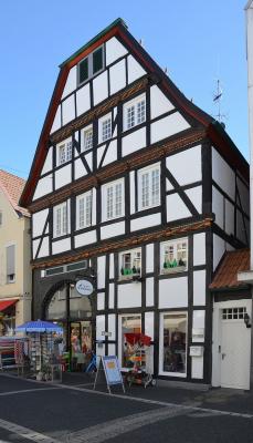 Fachwerkhaus mit Schnitzereien (Poststraße 10)