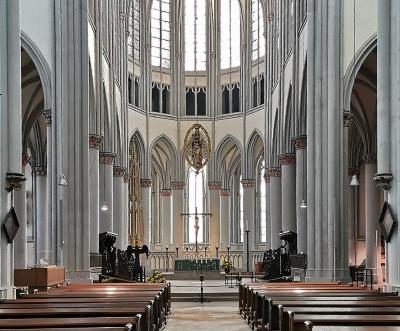 Blick zum Chor und Altar