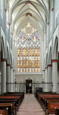 Blick ins Kirchenschiff in Richtung Westfenster