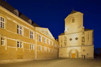Westfassade bei Nacht