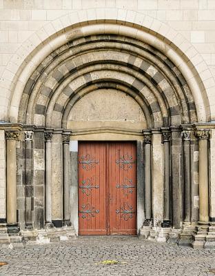 Rundbogenportal am Westwerk