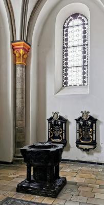 Apostelkapelle mit romanischem Taufstein (12. Jh.)