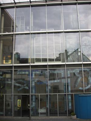 Glasfassade des Verbindungsbaus