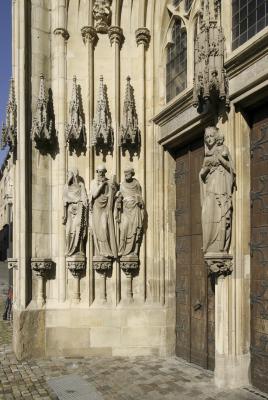 Detailansicht Portal am Turm