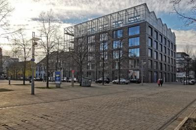 Verwaltungsgebäude mit Dachgewächshaus am Altmarkt