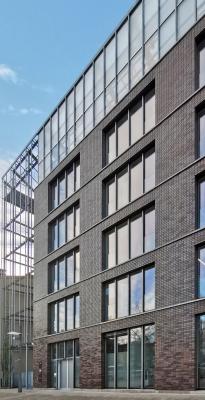 Verwaltungsgebäude mit Dachgewächshaus - Blick vom Altmarkt