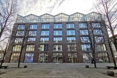 Verwaltungsgebäude mit Dachgewächshaus - Frontansicht (Marktstraße)
