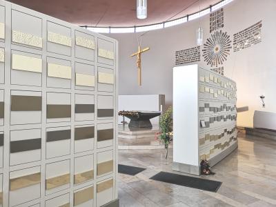 Kolumbariumelemente mit Blick auf den Altar