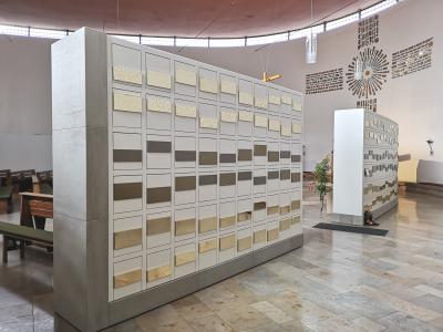 In den Kirchenraum eingestellte Kolumbariumelemente 