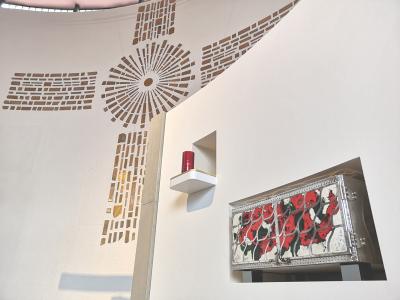 Kreuzmosaik und ewiges Grab hinter dem Altarbereich