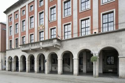 Rathaus Neuss mit Arkaden und Balkon
