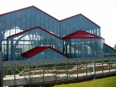 Schutzgebäude über den Überresten der Thermen am Römermuseum