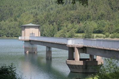 Wasserentnahmeturm mit Hochwasserüberlauftrichter an der Breitenbachtalsperre