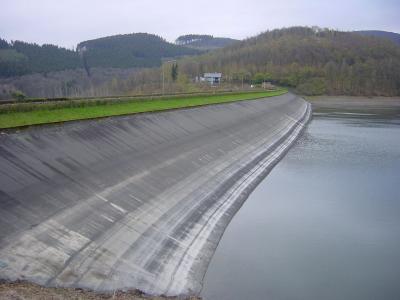 Staudamm der Obernau-Talsperre in Brauersdorf