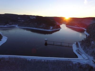 Obernautalsperre bei Sonnenaufgang im Winter