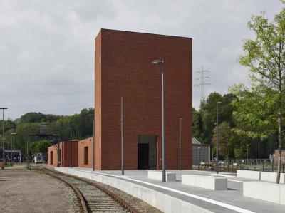 Überhöhtes Eingangsportal, Vorplatz