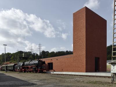 Außenperspektive aus Blickrichtung Südwesten, überhöhtes Eingangsportal
