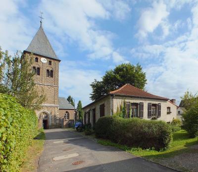 Westansicht mit romanischem Turm und alter Schule