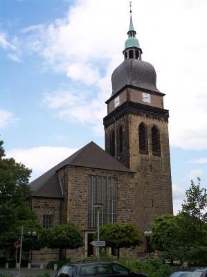 St. Amandus - Haupteingang und Neue Turm (Südansicht)