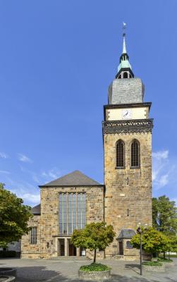 St. Amandus - Haupteingang und Neue Turm (Südansicht)