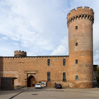 vierstöckiger Rundturm