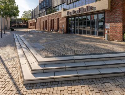 Neugestalteter Vorplatz der Paderhalle