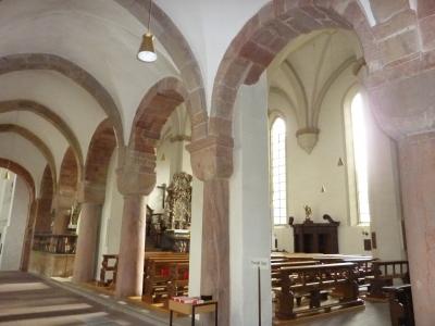 Blick in das Seitenschiff der Stiftskirche