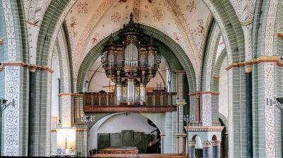 Innenansicht mit Blick Richtung Orgel