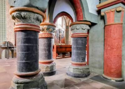 Gedrungene Säulen vor der Taufkapelle im Turmgeschoss
