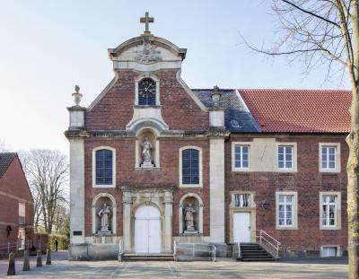 Frontfassade der katholischen Pfarrkirche St. Marien