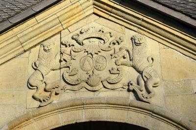 Schloss Alme, Wappen in der Hofdurchfahrt